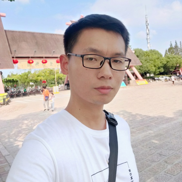 鳗鱼笑衬衫的照片