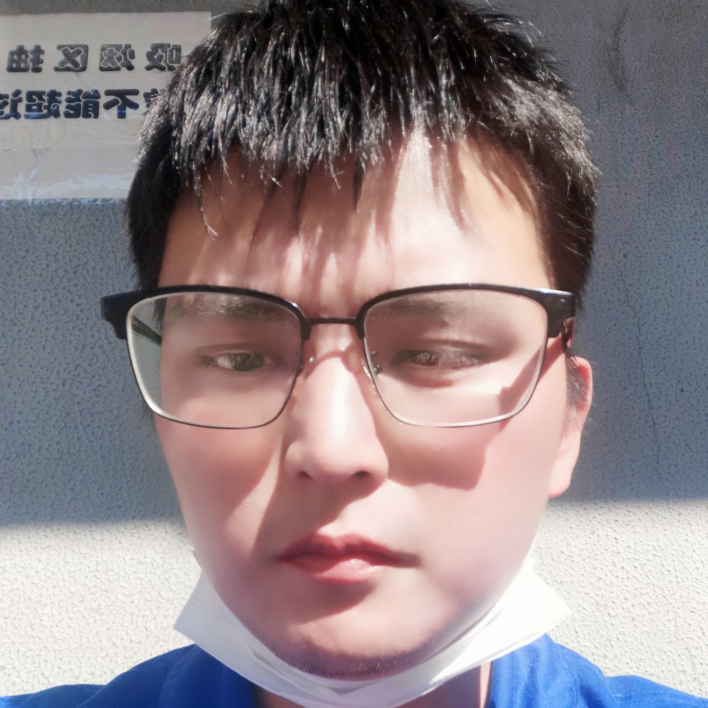 手拿菜刀砍电线的照片