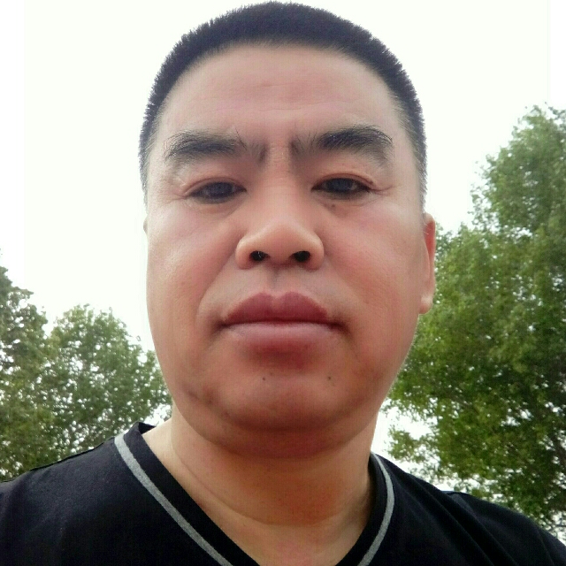 雪中慢步的照片