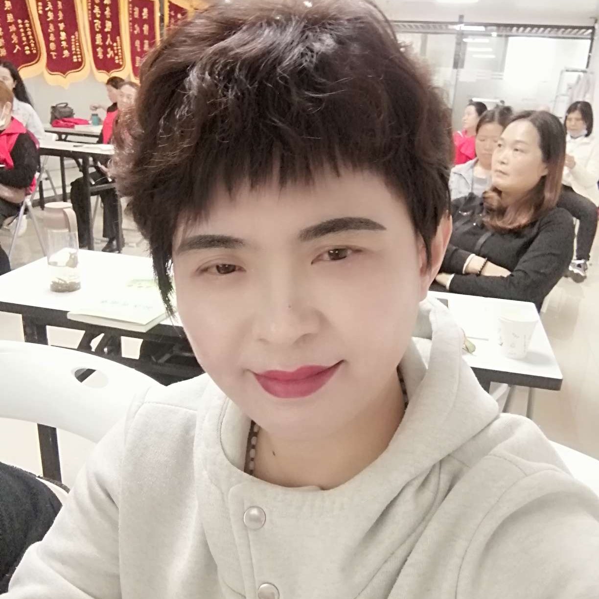 跳跃漫步小刺猬的照片