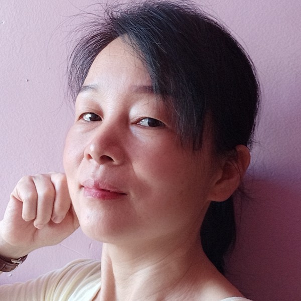 樱桃拿动听的照片