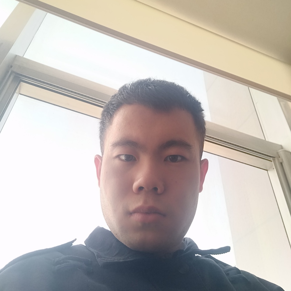 背后方过客的照片