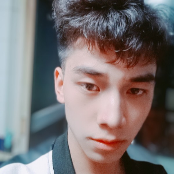 安详倾心石头的照片