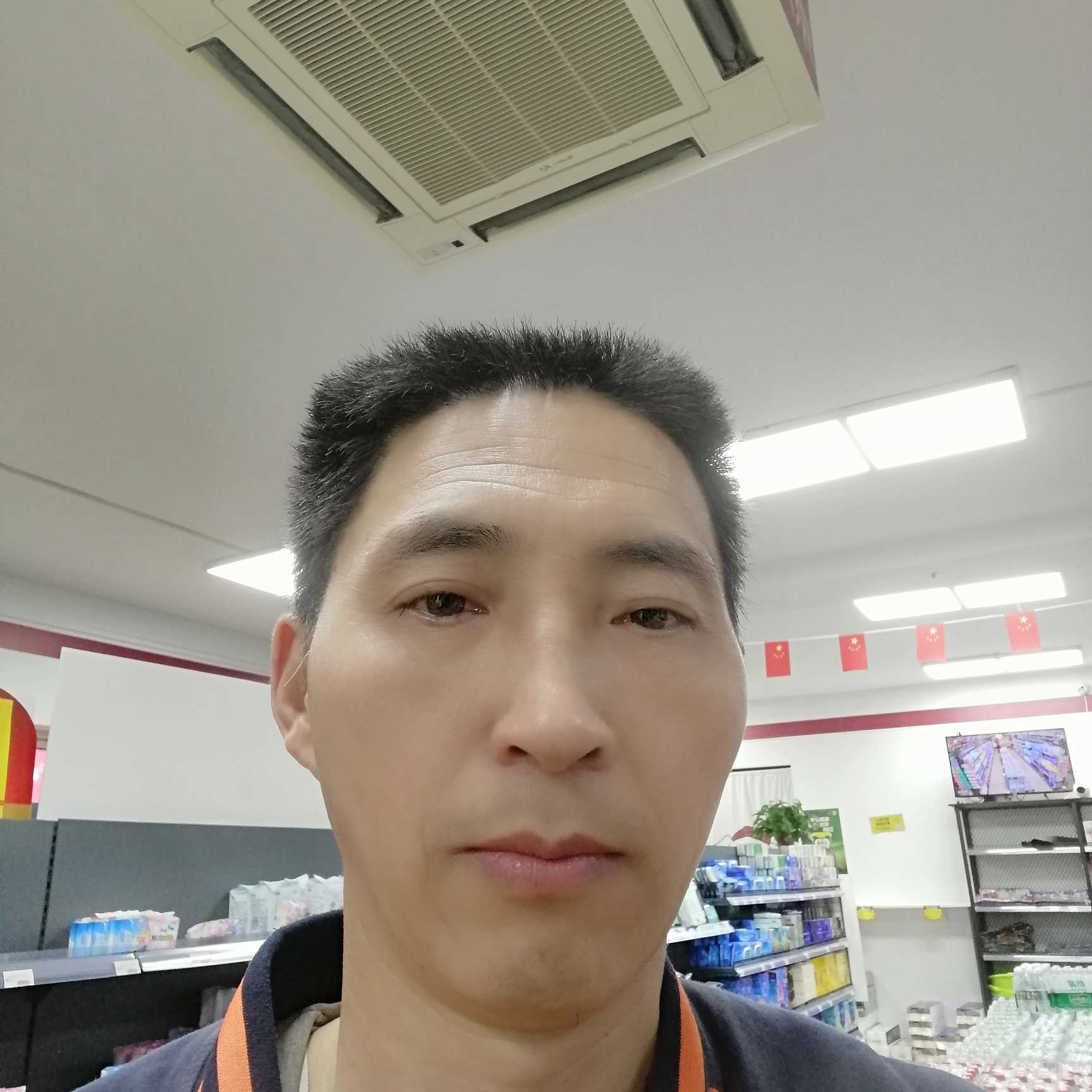 落后浅吻超短裙的照片
