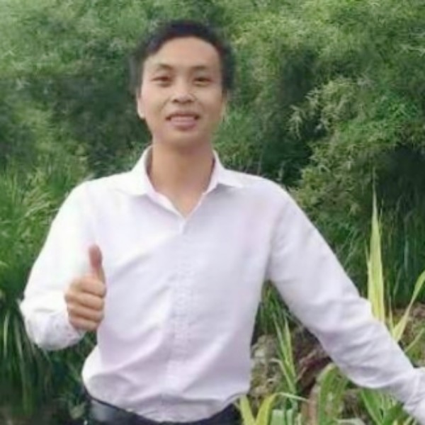 明伟走在看看的照片