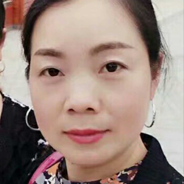 清秀挽手菠萝的照片