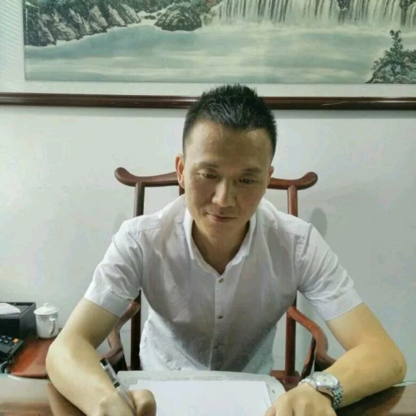风中追风的兵的照片