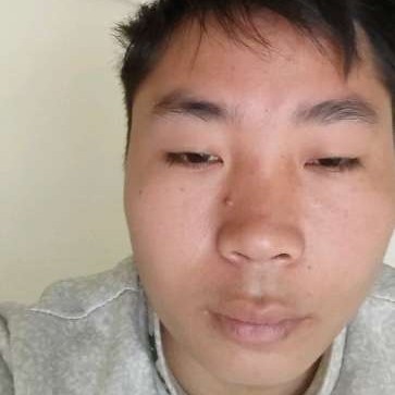 文静向背包的照片