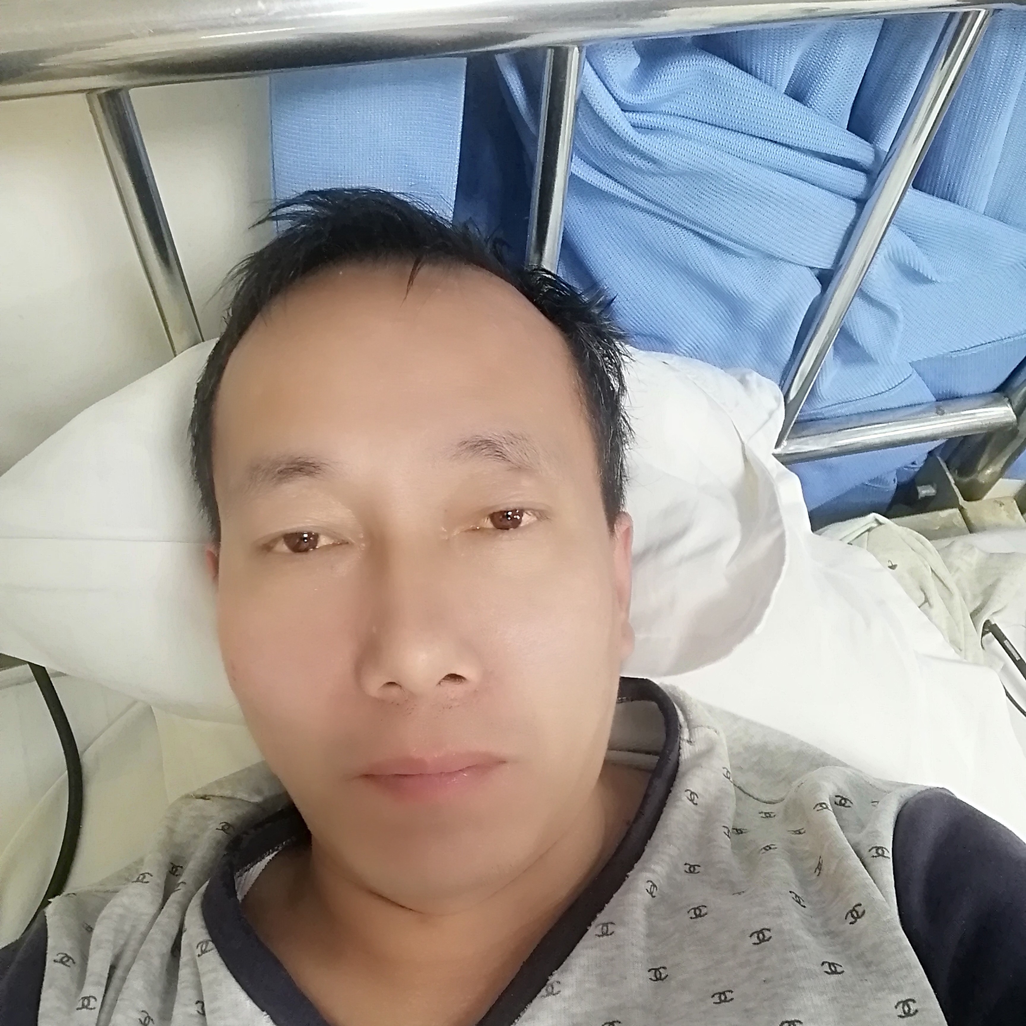 高大说冰淇淋的照片