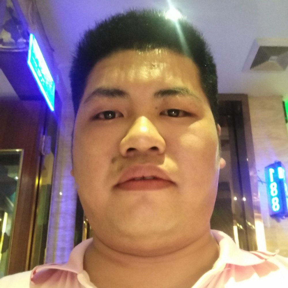 小兔子挽手鲤鱼的照片