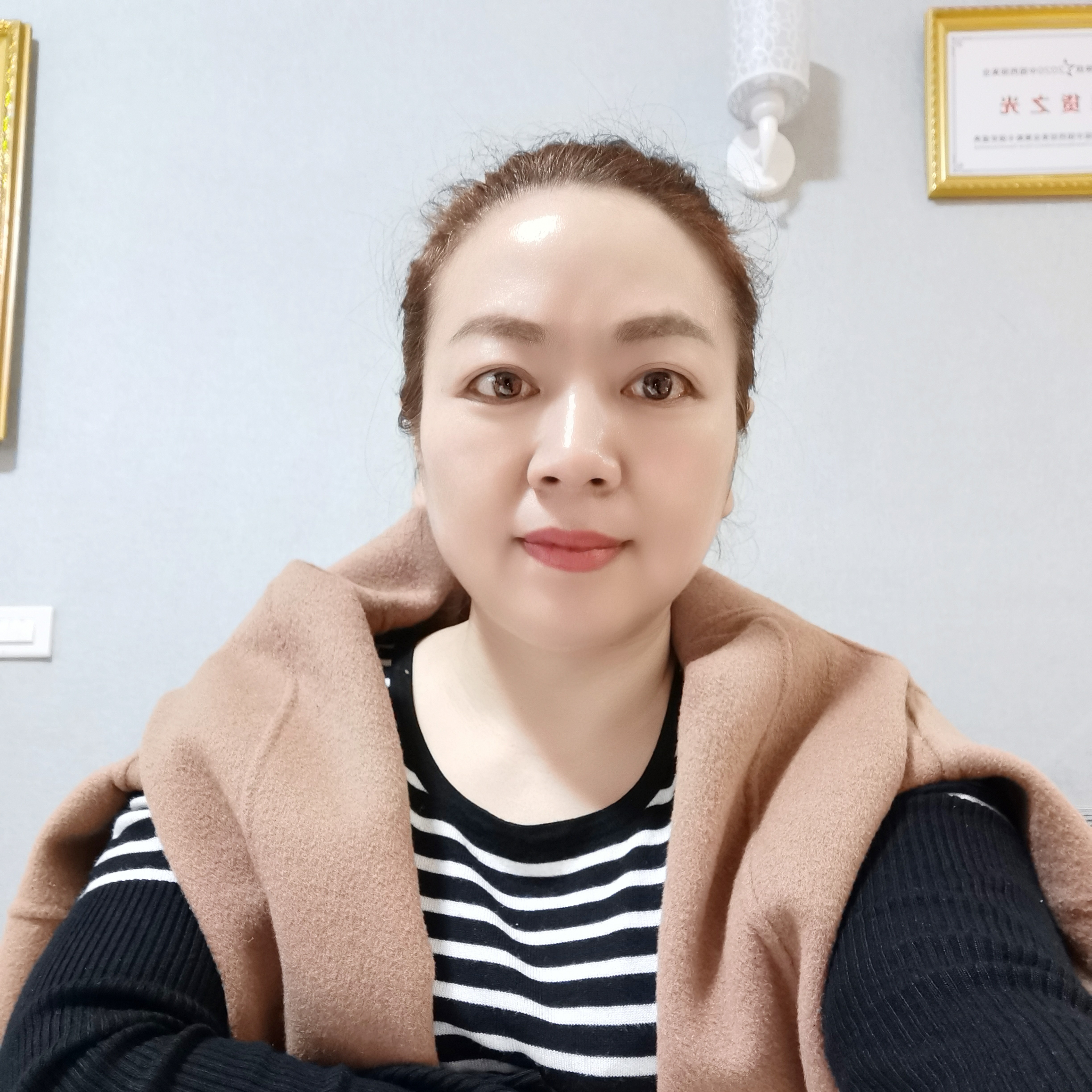 现实埋没人情的照片