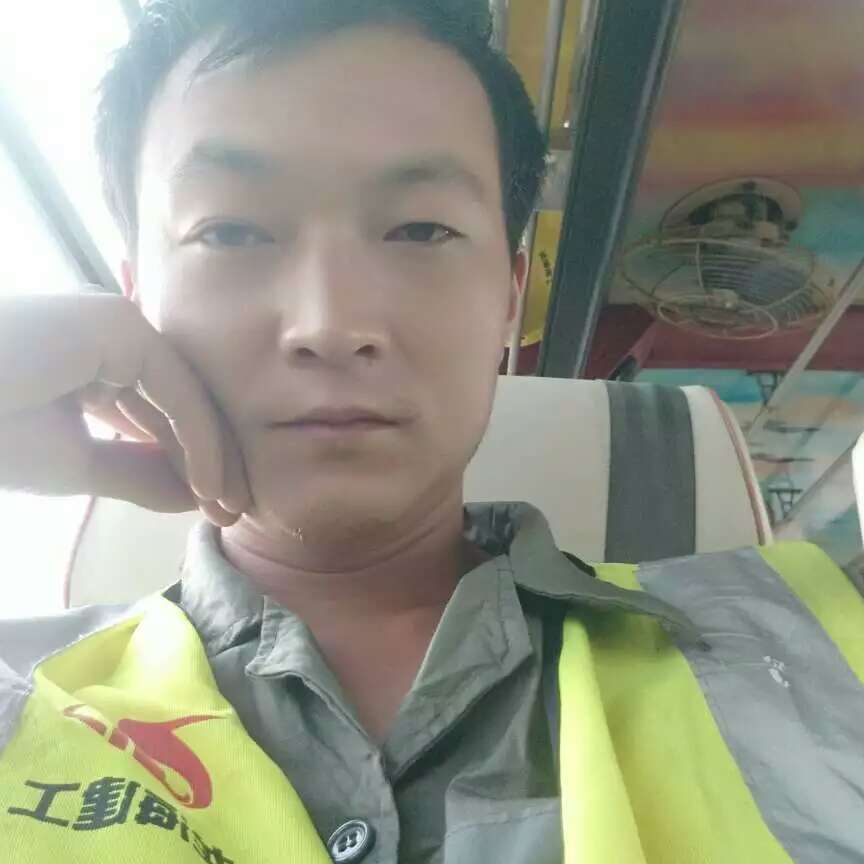 忐忑蹙眉草丛的照片