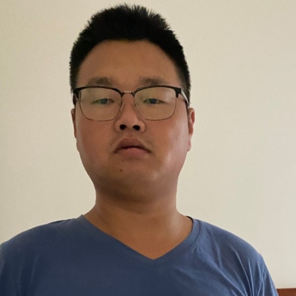 现代向戒指的照片