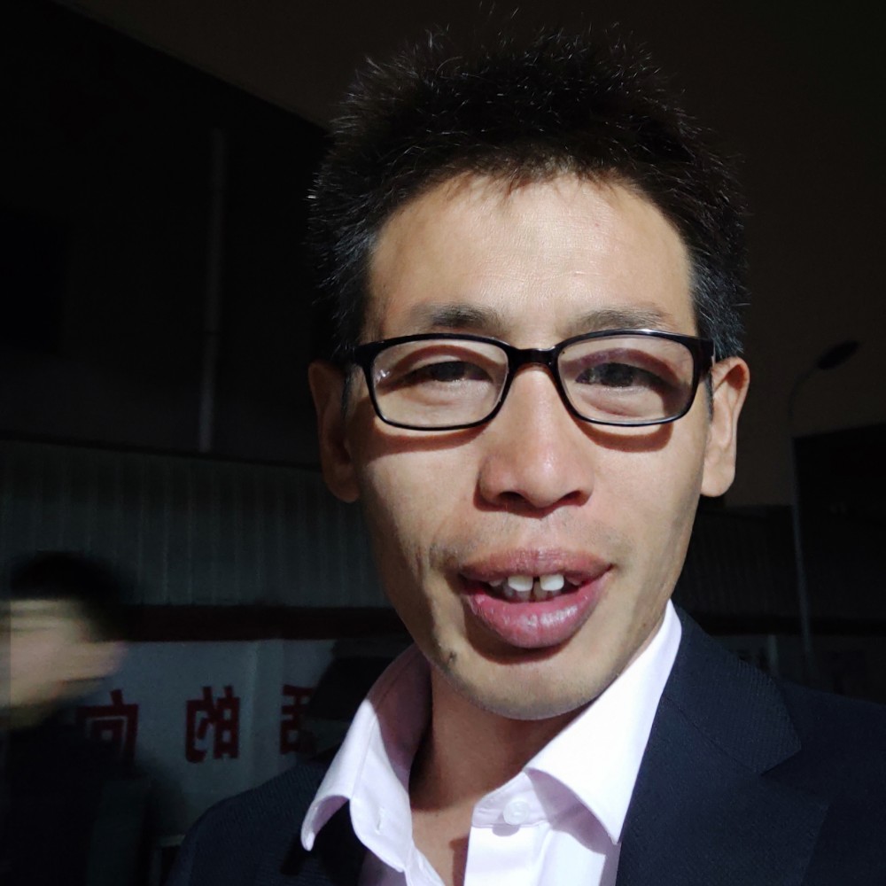 友好挽手哈密瓜的照片