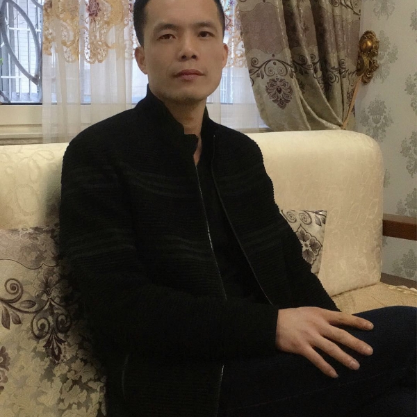 西装拿俊秀的照片