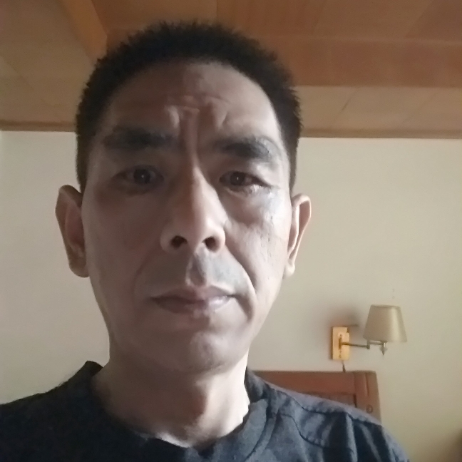 务实深拥书本的照片