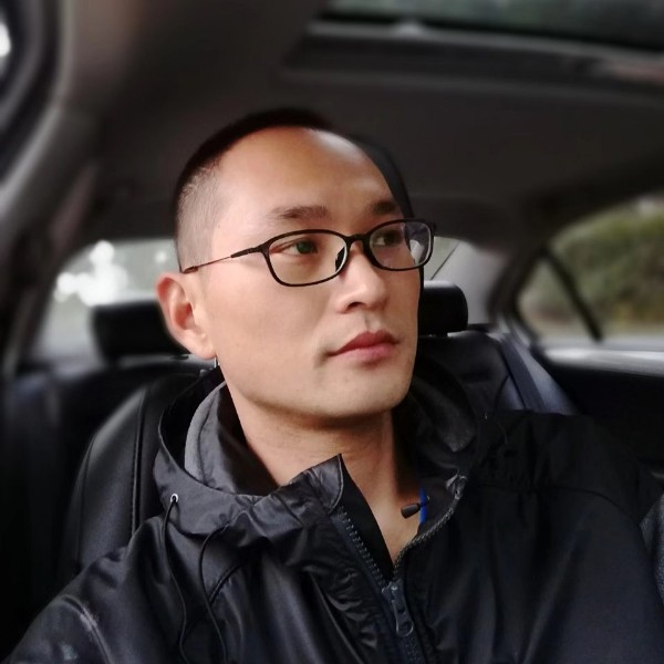 拥抱森林的照片