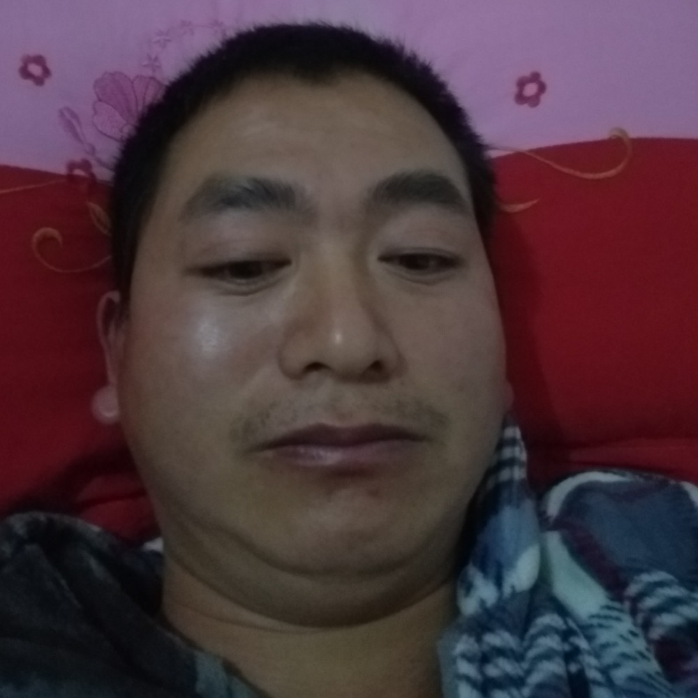 积极挽手草丛的照片