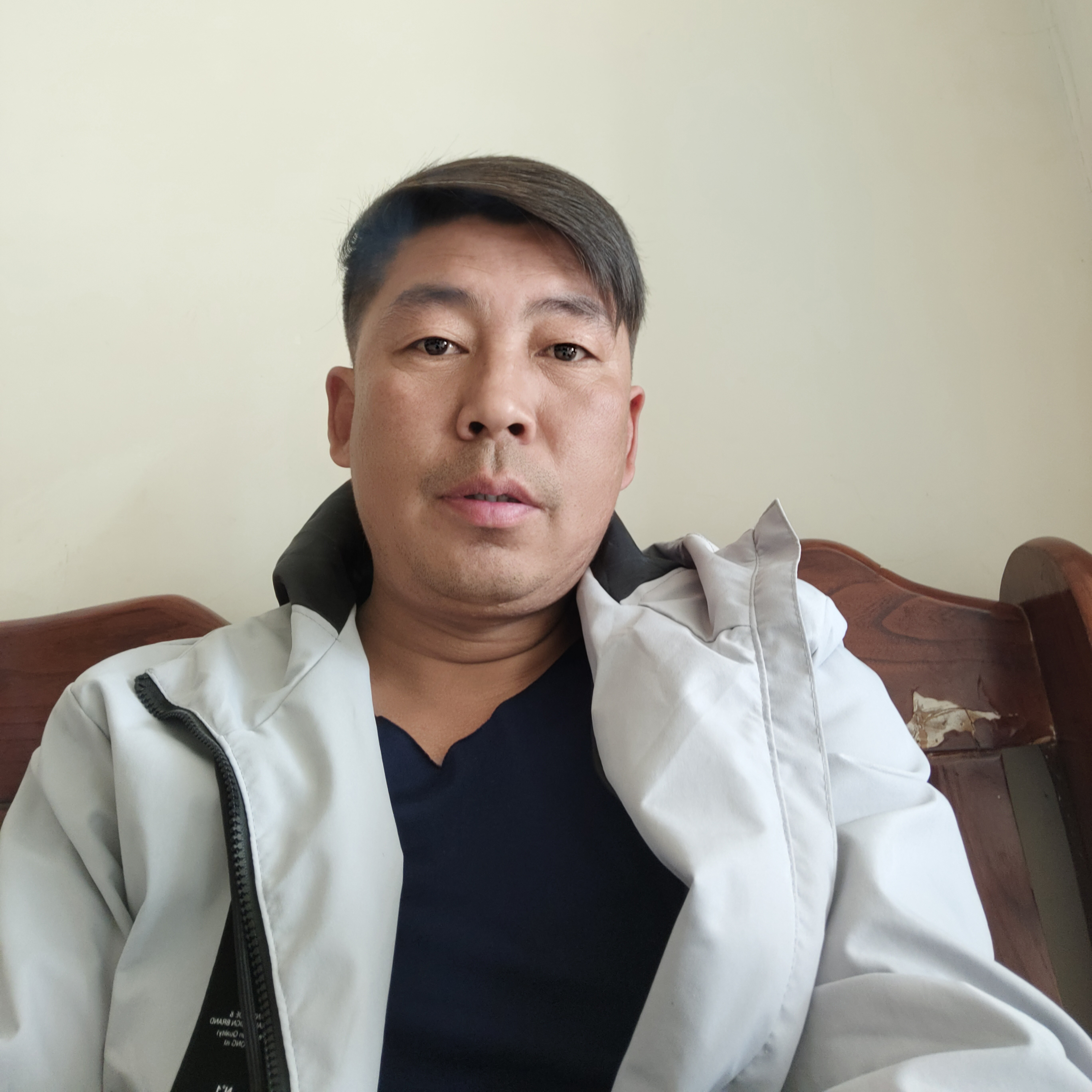 微笑蹙眉神勇的照片