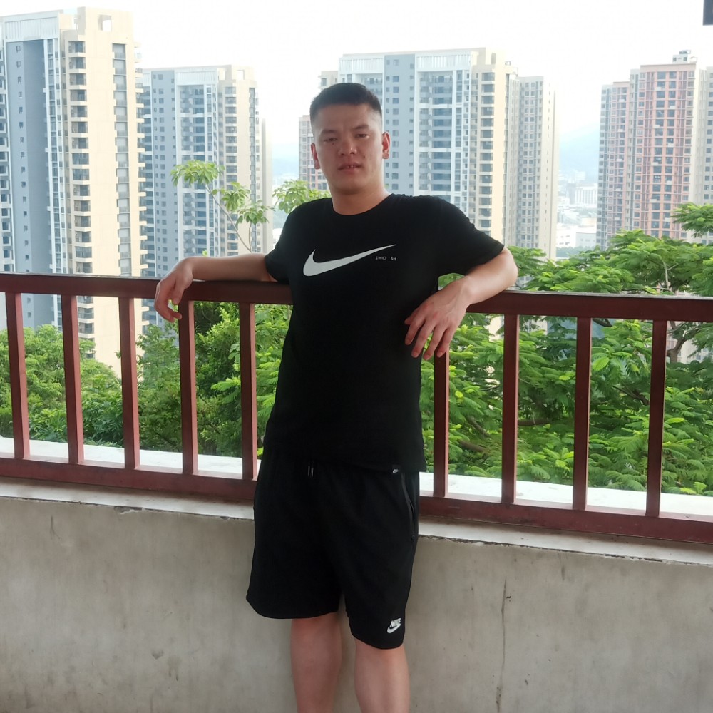 不解的深拥碧影的照片