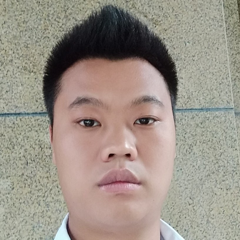 魁梧深拥小伙的照片