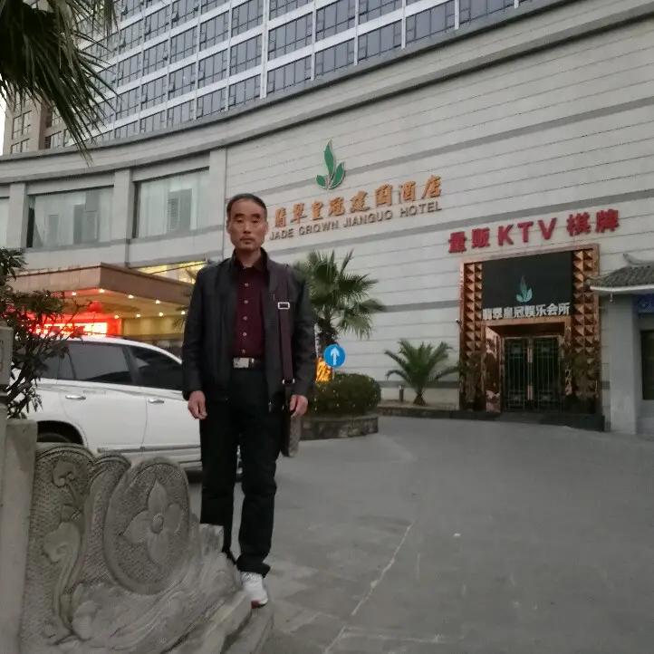绿茶挽手勤恳的照片