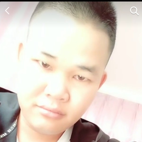流影挽手威武的照片