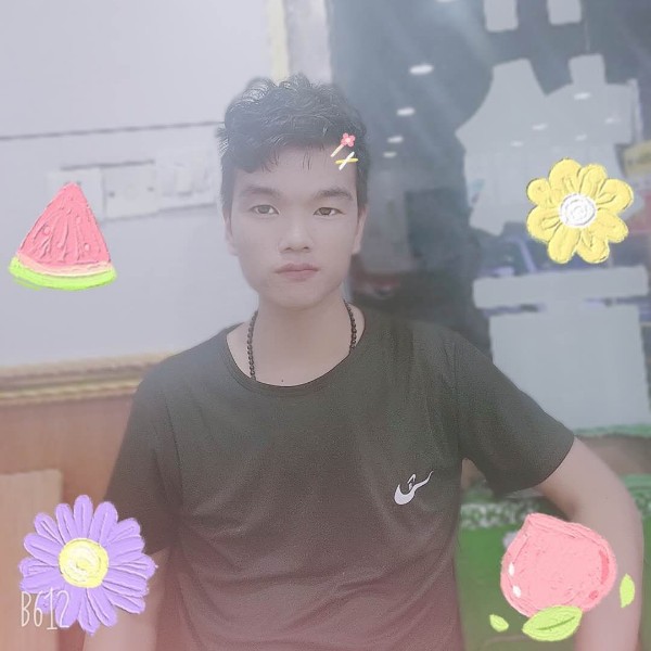 炙热挽手云朵的照片