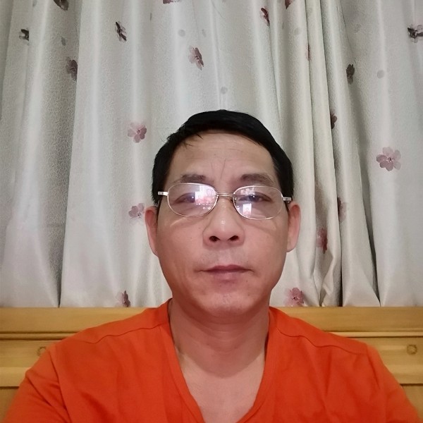若溪拿忧郁的照片