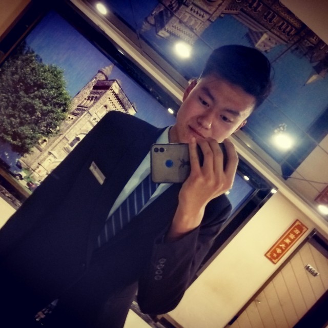 西装小丑的照片