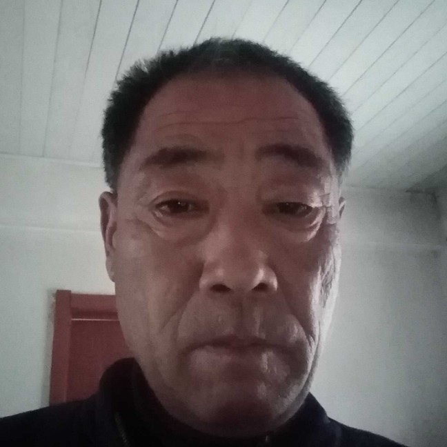 看电视hold新闻的照片