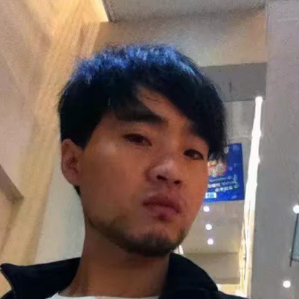 耍酷向镜子的照片