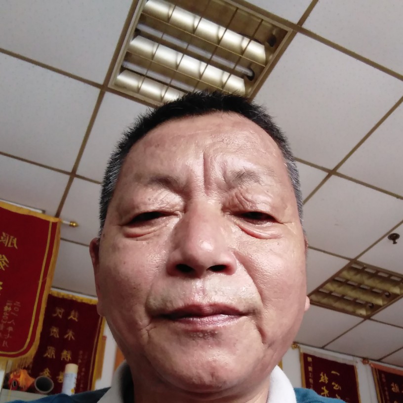 机灵拿小白菜的照片