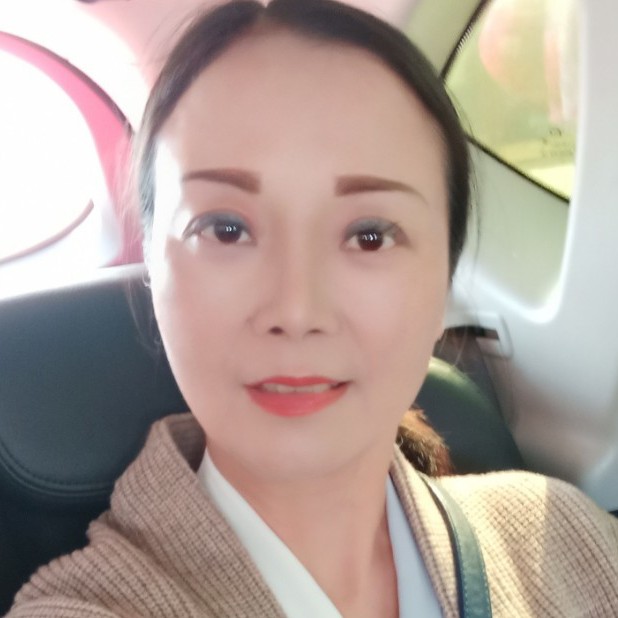 默默向红酒的照片