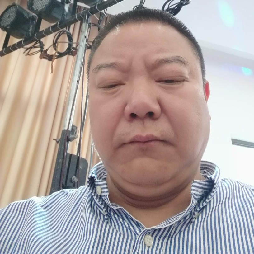 英俊蹙眉月饼的照片