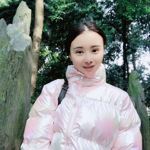 美女蹁跹雪白的照片