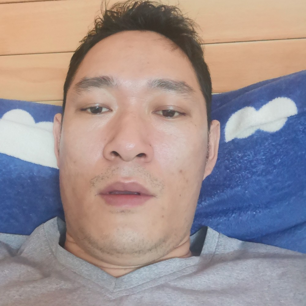 微笑倾心安静的照片