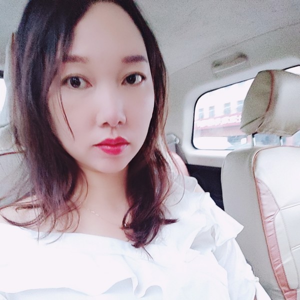 爱笑倾心大树的照片