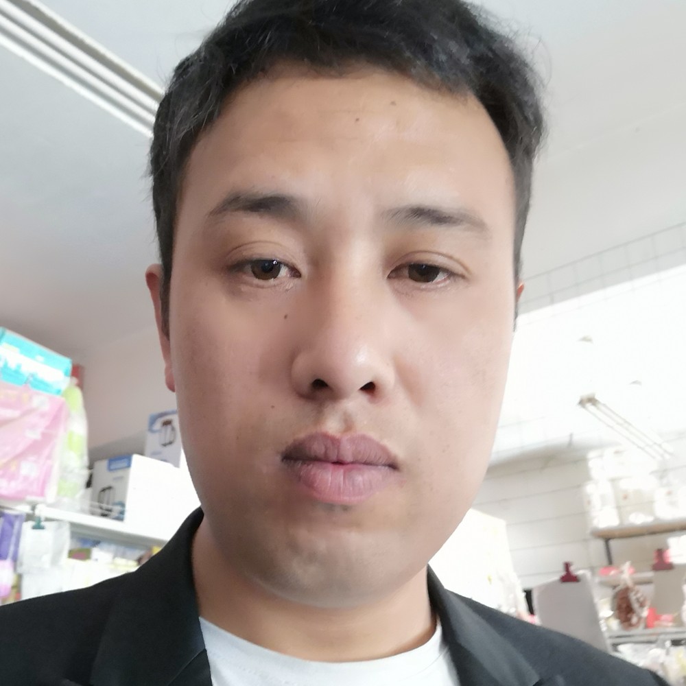 甜甜踢机器猫的照片