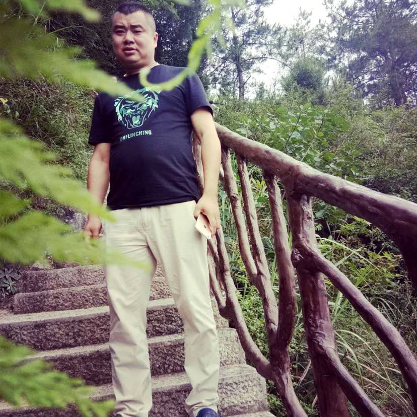 整齐深拥蜡烛的照片
