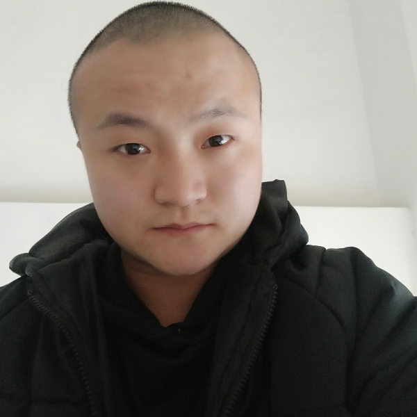眯眯眼与灰狼的照片