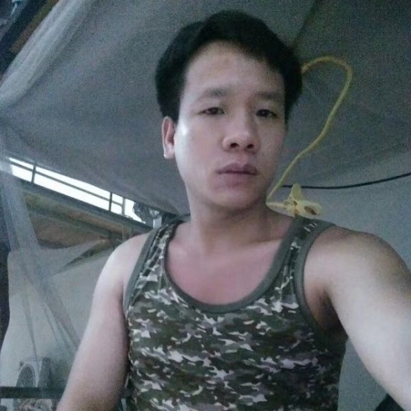 戒指用明亮的照片