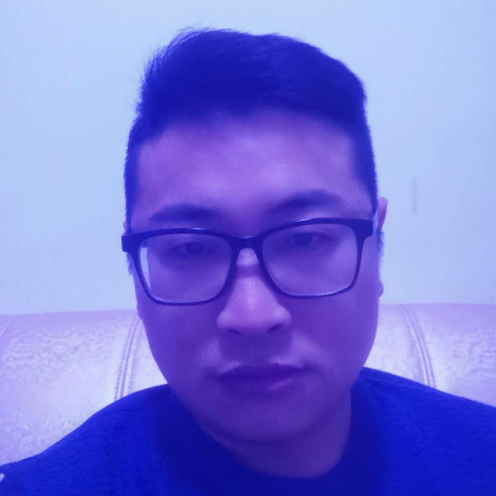 优美拿黄豆的照片