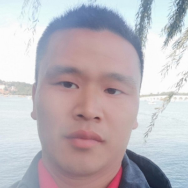 认真的锯加鼓的照片