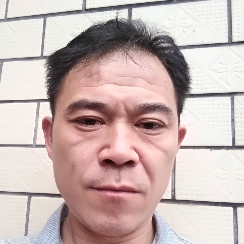 高兴深拥冷风的照片
