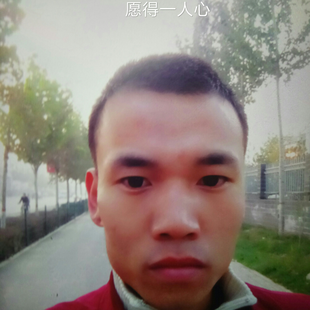 年轻帆布鞋的照片
