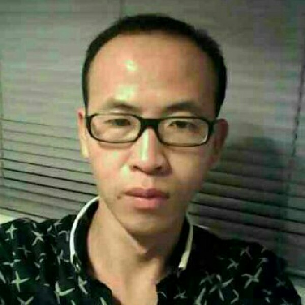留胡子深拥初雨的照片