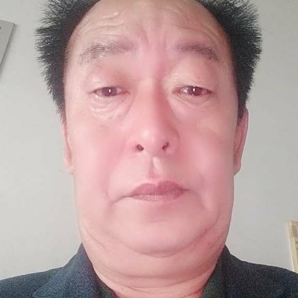 雨爱恋慈祥的照片
