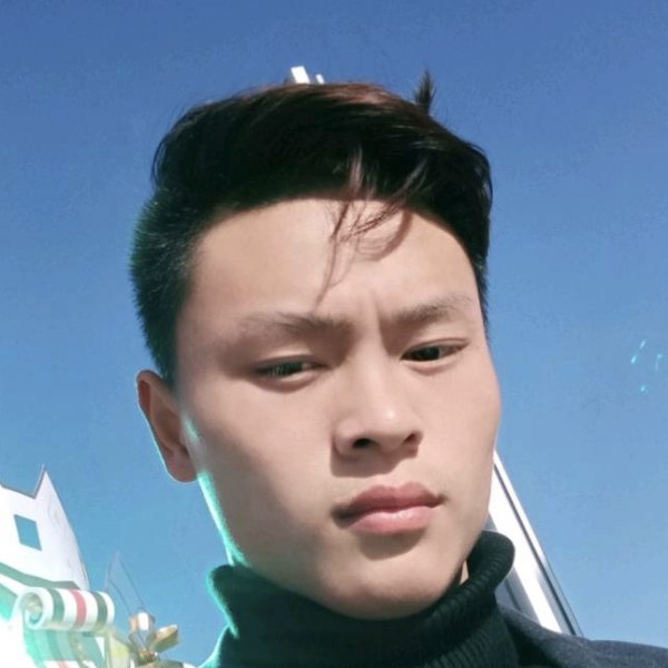 勤恳拾忆蓝天的照片
