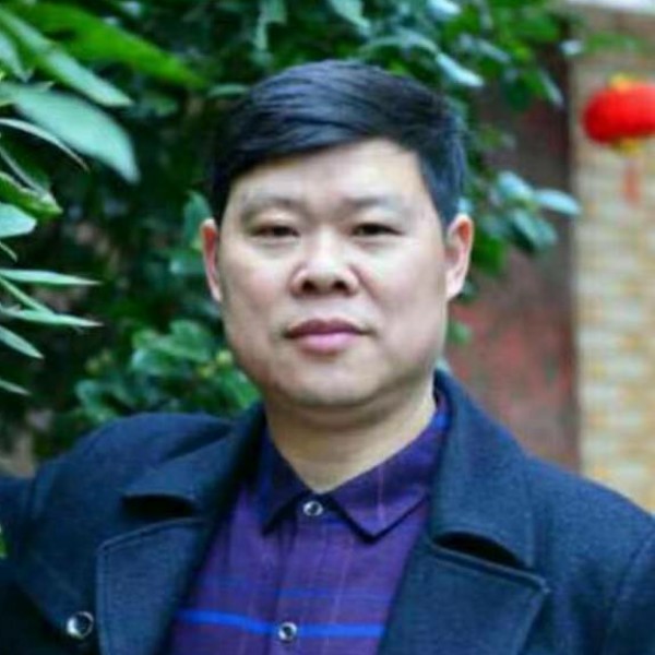 专注爱恋路灯的照片